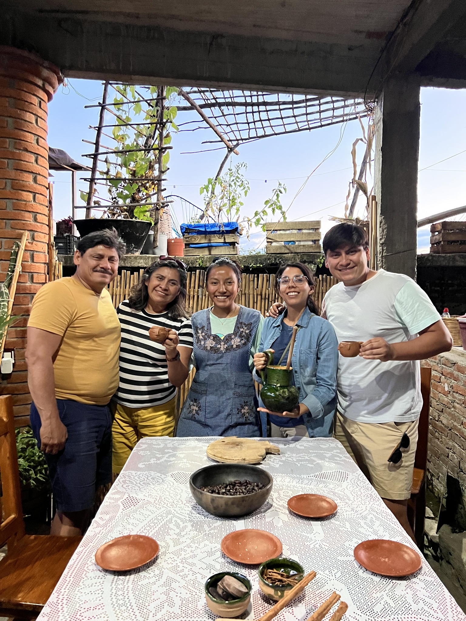 Molienda de cacao en un metate tradicional para hacer chocolate