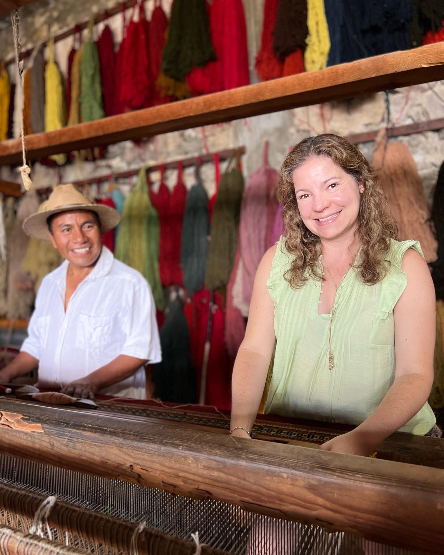 Un recorrido por la galería de arte textil de Huella Carmín