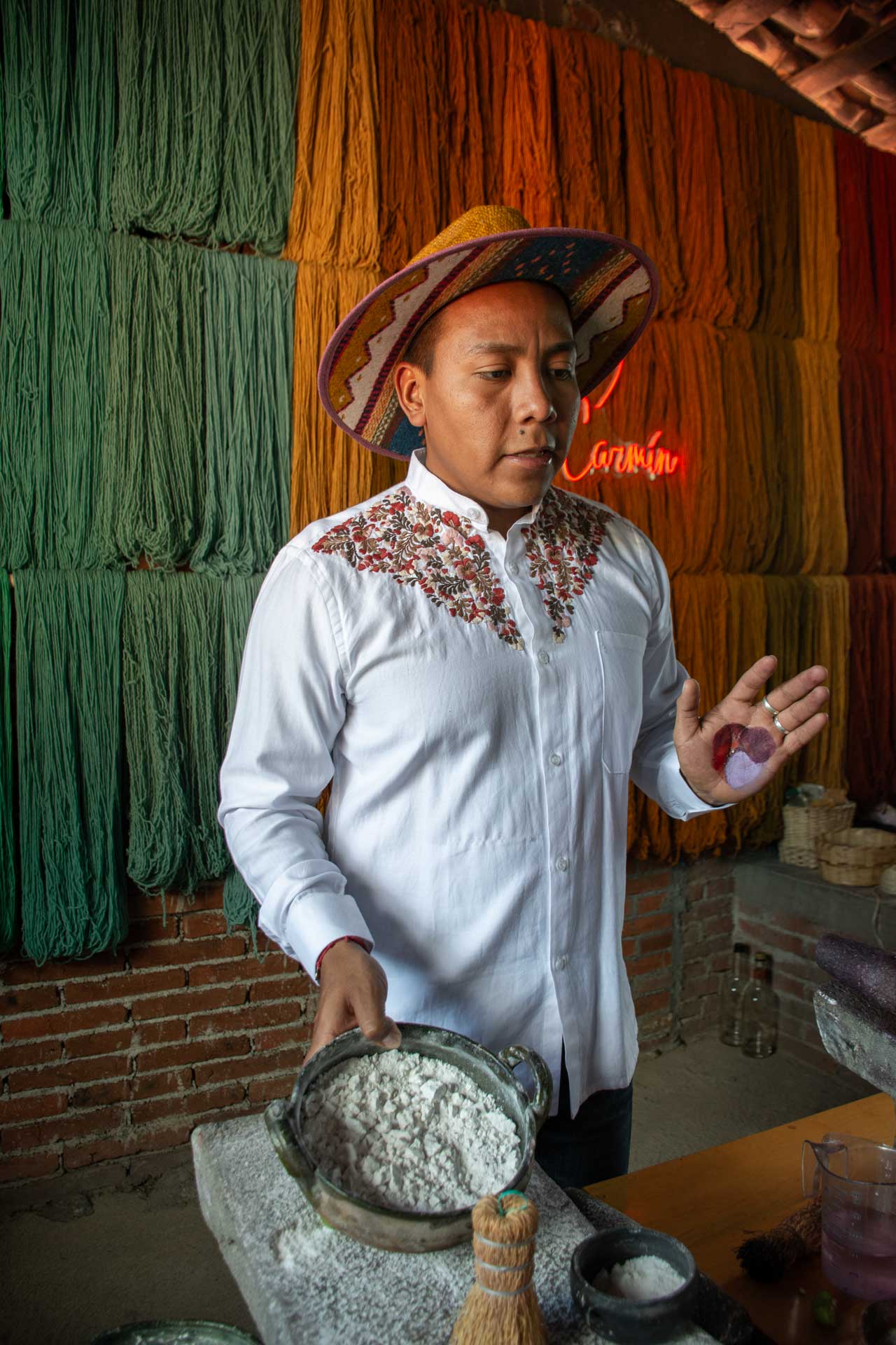 Maestro tejedor mostrando el uso del telar de pedal tradicional